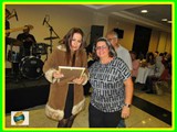 Marcia Calmon com Fernanda Dornelles. recebendo uma homenagem para seu pai.