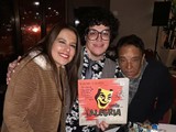 Marcia Calmon e Tranka Oliveira com Gui Castro Neves e a capa do LP "Samba, Alegria do Brasil" (Rádio, 1956), gravado por Waldir Calmon.