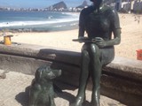 Eestátua da escritora Clarice Lispector - célebre moradora do bairro do Leme